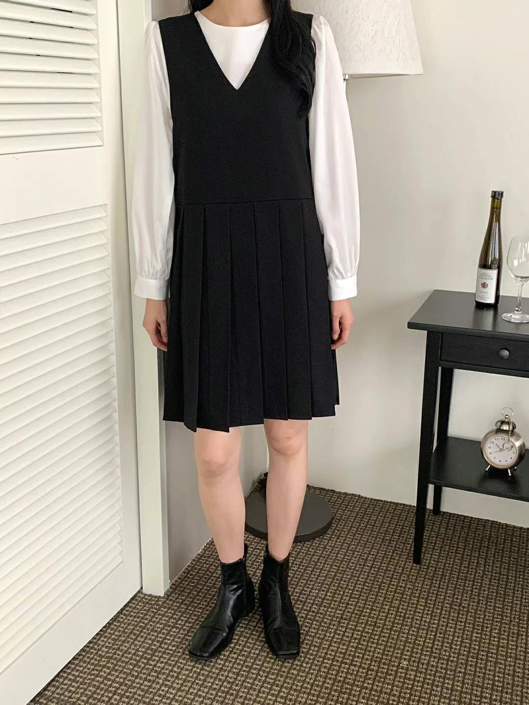 V領百褶連身裙