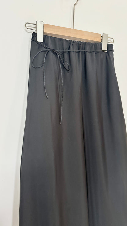 細節滿滿緞面裙