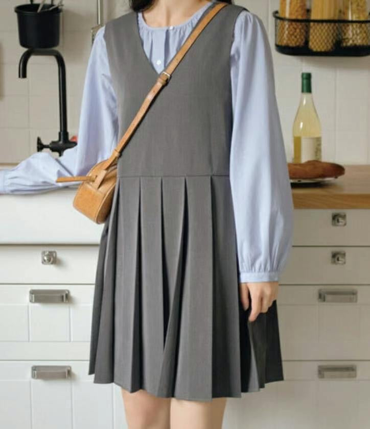 【只售現貨】V領百褶連身裙