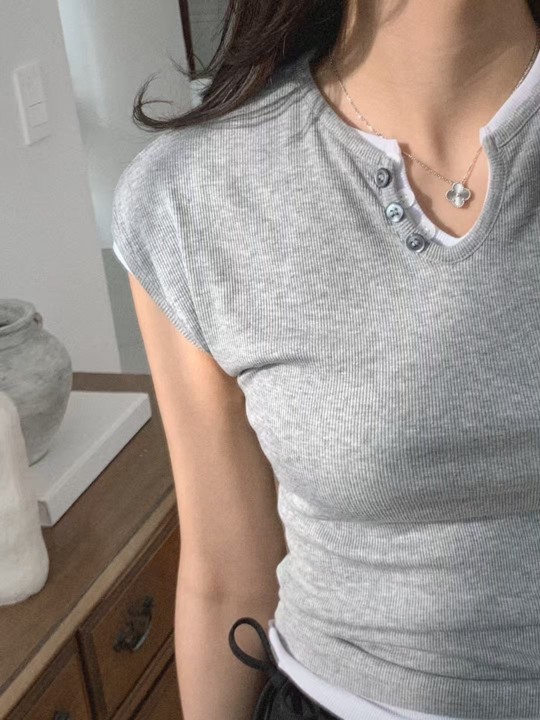 小V領扭扣上衣