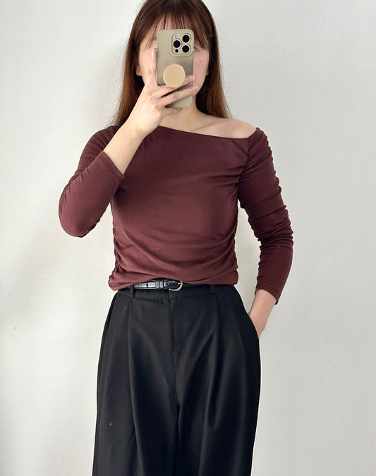 斜領露肩Top