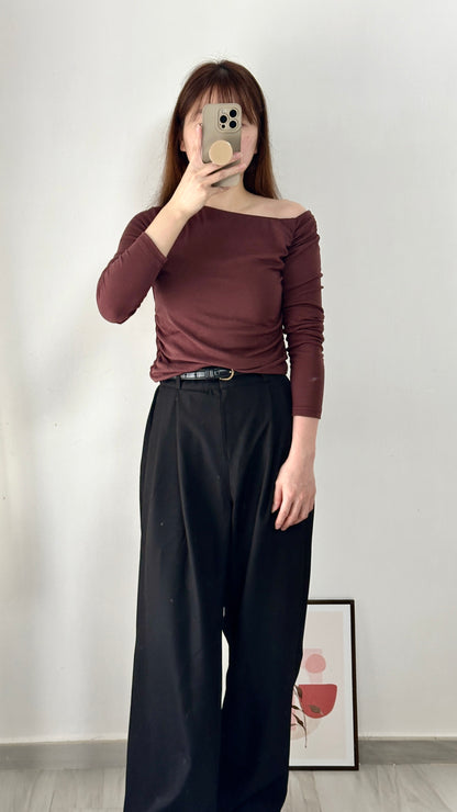 斜領露肩Top